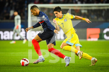 2021-11-13 - Kylian MBAPPE of France and Oralkhan OMIRTAYEV of Kazakhstan during the FIFA World Cup 2022, Qualifiers Group D football match between France and Kazakhstan on November 13, 2021 at Parc des Princes stadium in Paris, France - FIFA WORLD CUP 2022, QUALIFIERS GROUP D - FRANCE VS KAZAKHSTAN - FIFA WORLD CUP - SOCCER