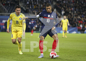 2021-11-13 - Kylian Mbappe of France, Yerkin Tapalov of Kazakhstan (left) during the FIFA World Cup 2022, Qualifiers Group D football match between France and Kazakhstan on November 13, 2021 at Parc des Princes, Paris, France - FIFA WORLD CUP 2022, QUALIFIERS GROUP D - FRANCE VS KAZAKHSTAN - FIFA WORLD CUP - SOCCER