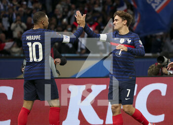 2021-11-13 - Kylian Mbappe of France celebrates his first goal with Antoine Griezmann during the FIFA World Cup 2022, Qualifiers Group D football match between France and Kazakhstan on November 13, 2021 at Parc des Princes, Paris, France - FIFA WORLD CUP 2022, QUALIFIERS GROUP D - FRANCE VS KAZAKHSTAN - FIFA WORLD CUP - SOCCER