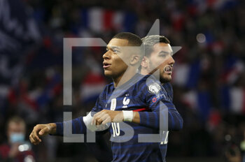 2021-11-13 - Kylian Mbappe of France celebrates his first goal with Theo Hernandez during the FIFA World Cup 2022, Qualifiers Group D football match between France and Kazakhstan on November 13, 2021 at Parc des Princes, Paris, France - FIFA WORLD CUP 2022, QUALIFIERS GROUP D - FRANCE VS KAZAKHSTAN - FIFA WORLD CUP - SOCCER