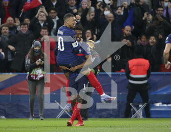 2021-11-13 - Kylian Mbappe of France celebrates his goal with Kingsley Coman during the FIFA World Cup 2022, Qualifiers Group D football match between France and Kazakhstan on November 13, 2021 at Parc des Princes, Paris, France - FIFA WORLD CUP 2022, QUALIFIERS GROUP D - FRANCE VS KAZAKHSTAN - FIFA WORLD CUP - SOCCER