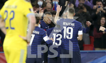 2021-11-13 - Kylian Mbappe of France celebrates his second goal with teammates during the FIFA World Cup 2022, Qualifiers Group D football match between France and Kazakhstan on November 13, 2021 at Parc des Princes, Paris, France - FIFA WORLD CUP 2022, QUALIFIERS GROUP D - FRANCE VS KAZAKHSTAN - FIFA WORLD CUP - SOCCER