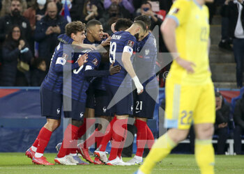 2021-11-13 - Kylian Mbappe of France celebrates his second goal with teammates during the FIFA World Cup 2022, Qualifiers Group D football match between France and Kazakhstan on November 13, 2021 at Parc des Princes, Paris, France - FIFA WORLD CUP 2022, QUALIFIERS GROUP D - FRANCE VS KAZAKHSTAN - FIFA WORLD CUP - SOCCER