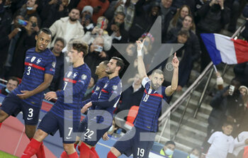 2021-11-13 - Karim Benzema of France celebrates his first goal with teammates during the FIFA World Cup 2022, Qualifiers Group D football match between France and Kazakhstan on November 13, 2021 at Parc des Princes, Paris, France - FIFA WORLD CUP 2022, QUALIFIERS GROUP D - FRANCE VS KAZAKHSTAN - FIFA WORLD CUP - SOCCER