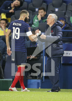 2021-11-13 - Karim Benzema of France salutes coach of France Didier Deschamps when he's replaced during the FIFA World Cup 2022, Qualifiers Group D football match between France and Kazakhstan on November 13, 2021 at Parc des Princes, Paris, France - FIFA WORLD CUP 2022, QUALIFIERS GROUP D - FRANCE VS KAZAKHSTAN - FIFA WORLD CUP - SOCCER