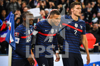 2021-11-13 - Kylian MBAPPE of France celebrate his goal with Moussa DIABY of France and Benjamin PAVARD of France during the FIFA World Cup 2022, Qualifiers Group D football match between France and Kazakhstan on November 13, 2021 at Parc des Princes stadium in Paris, France - FIFA WORLD CUP 2022, QUALIFIERS GROUP D - FRANCE VS KAZAKHSTAN - FIFA WORLD CUP - SOCCER