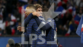 2021-11-13 - Kylian Mbappe of France celebrates his fourth goal with Antoine Griezmann of France during the FIFA World Cup 2022, Qualifiers Group D football match between France and Kazakhstan on November 13, 2021 at Parc des Princes, Paris, France - FIFA WORLD CUP 2022, QUALIFIERS GROUP D - FRANCE VS KAZAKHSTAN - FIFA WORLD CUP - SOCCER