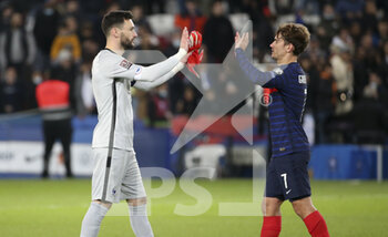2021-11-13 - Goalkeeper of France Hugo Lloris, Antoine Griezmann celebrate the victory and the qualification for the World Cup in Qatar following the FIFA World Cup 2022, Qualifiers Group D football match between France and Kazakhstan on November 13, 2021 at Parc des Princes, Paris, France - FIFA WORLD CUP 2022, QUALIFIERS GROUP D - FRANCE VS KAZAKHSTAN - FIFA WORLD CUP - SOCCER