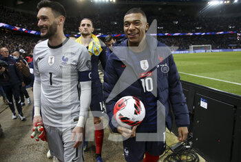 2021-11-13 - Goalkeeper of France Hugo Lloris, Kylian Mbappe celebrate the victory and the qualification for the World Cup in Qatar following the FIFA World Cup 2022, Qualifiers Group D football match between France and Kazakhstan on November 13, 2021 at Parc des Princes, Paris, France - FIFA WORLD CUP 2022, QUALIFIERS GROUP D - FRANCE VS KAZAKHSTAN - FIFA WORLD CUP - SOCCER