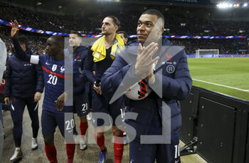 2021-11-13 - Kylian Mbappe, left Moussa Diaby, Adrien Rabiot celebrate the victory and the qualification for the World Cup in Qatar following the FIFA World Cup 2022, Qualifiers Group D football match between France and Kazakhstan on November 13, 2021 at Parc des Princes, Paris, France - FIFA WORLD CUP 2022, QUALIFIERS GROUP D - FRANCE VS KAZAKHSTAN - FIFA WORLD CUP - SOCCER