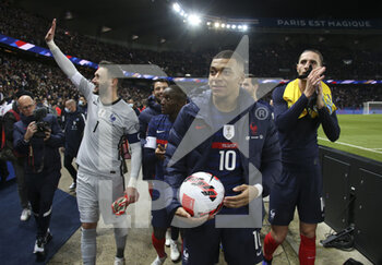 2021-11-13 - Goalkeeper of France Hugo Lloris, Kylian Mbappe, Adrien Rabiot celebrate the victory and the qualification for the World Cup in Qatar following the FIFA World Cup 2022, Qualifiers Group D football match between France and Kazakhstan on November 13, 2021 at Parc des Princes, Paris, France - FIFA WORLD CUP 2022, QUALIFIERS GROUP D - FRANCE VS KAZAKHSTAN - FIFA WORLD CUP - SOCCER