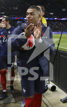 2021-11-13 - Kylian Mbappe of France celebrates the victory and the qualification for the World Cup in Qatar following the FIFA World Cup 2022, Qualifiers Group D football match between France and Kazakhstan on November 13, 2021 at Parc des Princes, Paris, France - FIFA WORLD CUP 2022, QUALIFIERS GROUP D - FRANCE VS KAZAKHSTAN - FIFA WORLD CUP - SOCCER