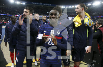2021-11-13 - Leo Dubois, Moussa Diaby, Adrien Rabiot celebrate the victory and the qualification for the World Cup in Qatar following the FIFA World Cup 2022, Qualifiers Group D football match between France and Kazakhstan on November 13, 2021 at Parc des Princes, Paris, France - FIFA WORLD CUP 2022, QUALIFIERS GROUP D - FRANCE VS KAZAKHSTAN - FIFA WORLD CUP - SOCCER