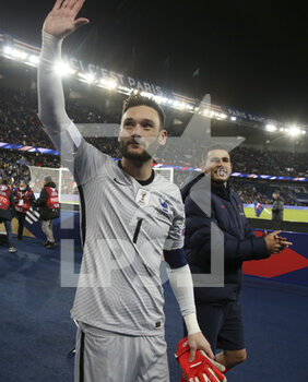 2021-11-13 - Goalkeeper of France Hugo Lloris, Lucas Hernandez celebrate the victory and the qualification for the World Cup in Qatar following the FIFA World Cup 2022, Qualifiers Group D football match between France and Kazakhstan on November 13, 2021 at Parc des Princes, Paris, France - FIFA WORLD CUP 2022, QUALIFIERS GROUP D - FRANCE VS KAZAKHSTAN - FIFA WORLD CUP - SOCCER