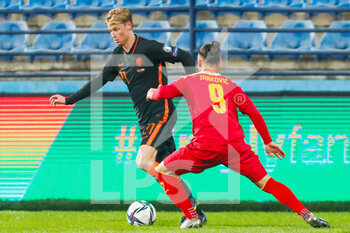 2021-11-13 - Frenkie de Jong of the Netherlands battles for the ball with Marko Jankovic of Montenegro during the FIFA World Cup 2022, Qualifiers Group G football match between Montenegro and Netherlands on November 13, 2021 at Gradski Stadion Podgorica in Podgorica, Montenegro - FIFA WORLD CUP 2022, QUALIFIERS GROUP G - MONTENEGRO VS NETHERLANDS - FIFA WORLD CUP - SOCCER