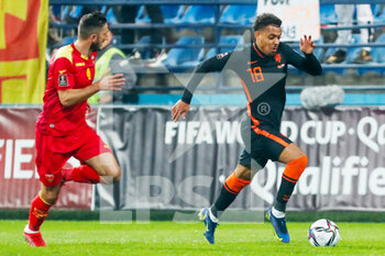 2021-11-13 - Nikola Vukcevic of Montenegro battles for the ball with Donyell Malen of the Netherlands during the FIFA World Cup 2022, Qualifiers Group G football match between Montenegro and Netherlands on November 13, 2021 at Gradski Stadion Podgorica in Podgorica, Montenegro - FIFA WORLD CUP 2022, QUALIFIERS GROUP G - MONTENEGRO VS NETHERLANDS - FIFA WORLD CUP - SOCCER