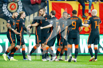 2021-11-13 - Memphis Depay of the Netherlands celebrates after scoring his sides second goal with teammates during the FIFA World Cup 2022, Qualifiers Group G football match between Montenegro and Netherlands on November 13, 2021 at Gradski Stadion Podgorica in Podgorica, Montenegro - FIFA WORLD CUP 2022, QUALIFIERS GROUP G - MONTENEGRO VS NETHERLANDS - FIFA WORLD CUP - SOCCER