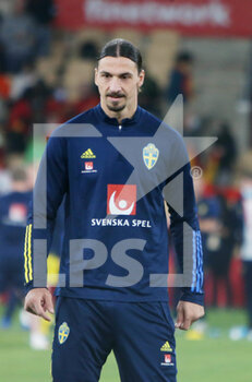 2021-11-14 - Zlatan Ibrahimovic of Sweden warms up during the FIFA World Cup 2022, Qualifiers Group B football match between Spain and Sweden on November 14, 2021 at La Cartuja stadium in Sevilla, Spain - FIFA WORLD CUP 2022, QUALIFIERS GROUP B - SPAIN VS SWEDEN - FIFA WORLD CUP - SOCCER