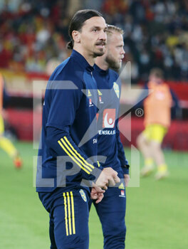 2021-11-14 - Zlatan Ibrahimovic of Sweden warms up during the FIFA World Cup 2022, Qualifiers Group B football match between Spain and Sweden on November 14, 2021 at La Cartuja stadium in Sevilla, Spain - FIFA WORLD CUP 2022, QUALIFIERS GROUP B - SPAIN VS SWEDEN - FIFA WORLD CUP - SOCCER