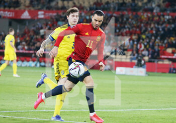 2021-11-14 - Victor Lindelof of Sweden and Raul de Tomas of Spain during the FIFA World Cup 2022, Qualifiers Group B football match between Spain and Sweden on November 14, 2021 at La Cartuja stadium in Sevilla, Spain - FIFA WORLD CUP 2022, QUALIFIERS GROUP B - SPAIN VS SWEDEN - FIFA WORLD CUP - SOCCER