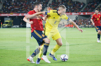 2021-11-14 - Ludwig Augustinsson of Sweden and Pablo Sarabia of Spain during the FIFA World Cup 2022, Qualifiers Group B football match between Spain and Sweden on November 14, 2021 at La Cartuja stadium in Sevilla, Spain - FIFA WORLD CUP 2022, QUALIFIERS GROUP B - SPAIN VS SWEDEN - FIFA WORLD CUP - SOCCER