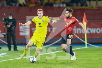 2021-11-14 - Dejan Kulusevski of Sweden and Jordi Alba of Spain during the FIFA World Cup 2022, Qualifiers Group B football match between Spain and Sweden on November 14, 2021 at La Cartuja stadium in Sevilla, Spain - FIFA WORLD CUP 2022, QUALIFIERS GROUP B - SPAIN VS SWEDEN - FIFA WORLD CUP - SOCCER