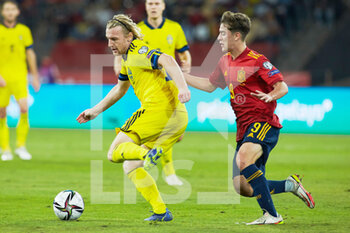 2021-11-14 - Emil Forsberg of Sweden and Pablo Martin Paez Gavira "Gavi" of Spain during the FIFA World Cup 2022, Qualifiers Group B football match between Spain and Sweden on November 14, 2021 at La Cartuja stadium in Sevilla, Spain - FIFA WORLD CUP 2022, QUALIFIERS GROUP B - SPAIN VS SWEDEN - FIFA WORLD CUP - SOCCER