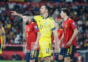 2021-11-14 - Zlatan Ibrahimovic of Sweden and Jordi Alba, Pau Torres of Spain during the FIFA World Cup 2022, Qualifiers Group B football match between Spain and Sweden on November 14, 2021 at La Cartuja stadium in Sevilla, Spain - FIFA WORLD CUP 2022, QUALIFIERS GROUP B - SPAIN VS SWEDEN - FIFA WORLD CUP - SOCCER