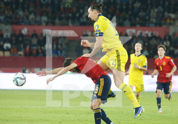 2021-11-14 - Zlatan Ibrahimovic of Sweden and Jordi Alba of Spain during the FIFA World Cup 2022, Qualifiers Group B football match between Spain and Sweden on November 14, 2021 at La Cartuja stadium in Sevilla, Spain - FIFA WORLD CUP 2022, QUALIFIERS GROUP B - SPAIN VS SWEDEN - FIFA WORLD CUP - SOCCER