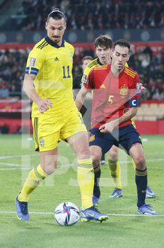 2021-11-14 - Zlatan Ibrahimovic of Sweden and Sergio Busquets of Spain during the FIFA World Cup 2022, Qualifiers Group B football match between Spain and Sweden on November 14, 2021 at La Cartuja stadium in Sevilla, Spain - FIFA WORLD CUP 2022, QUALIFIERS GROUP B - SPAIN VS SWEDEN - FIFA WORLD CUP - SOCCER