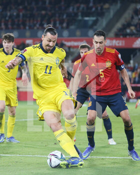 2021-11-14 - Zlatan Ibrahimovic of Sweden and Sergio Busquets of Spain during the FIFA World Cup 2022, Qualifiers Group B football match between Spain and Sweden on November 14, 2021 at La Cartuja stadium in Sevilla, Spain - FIFA WORLD CUP 2022, QUALIFIERS GROUP B - SPAIN VS SWEDEN - FIFA WORLD CUP - SOCCER