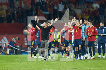 2021-11-14 - Head coach Luis Enrique and players of Spain celebrate a victory during the FIFA World Cup 2022, Qualifiers Group B football match between Spain and Sweden on November 14, 2021 at La Cartuja stadium in Sevilla, Spain - FIFA WORLD CUP 2022, QUALIFIERS GROUP B - SPAIN VS SWEDEN - FIFA WORLD CUP - SOCCER