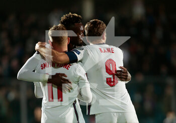 2021-11-15 - Emile Smith Rowe of England celebrating with Harry Kane (C) of England and Tammy Abraham of England during the FIFA World Cup 2022, Qualifiers Group I football match between San Marino and England on November 15, 2021 at Stadio Olimpico de Serravalle in Serravalle, San Marino - FIFA WORLD CUP 2022, QUALIFIERS GROUP I - SAN MARINO VS ENGLAND - FIFA WORLD CUP - SOCCER