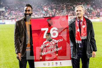 15/11/2021 - 15.11.2021, Luzern, Swissporarena, WM-Qualification: Switzerland - Bulgaria, left to right: Johan Djourou receive a present for his career with the national team from Dominique Blanc (SFV President) - FIFA WORLD CUP QUALIFICATION: SWITZERLAND VS BULGARIA - FIFA MONDIALI - CALCIO