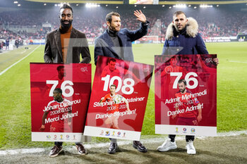 15/11/2021 - 15.11.2021, Luzern, Swissporarena, WM-Qualification: Switzerland - Bulgaria, left to right: Johan Djourou, Stephan Lichtsteiner and Admir Mehmedi received a present for their career with the National Team

Stephan Lichtsteiner thanks the fans - FIFA WORLD CUP QUALIFICATION: SWITZERLAND VS BULGARIA - FIFA MONDIALI - CALCIO