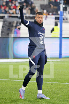 2021-11-16 - Kylian Mbappe of France warms up during the FIFA World Cup 2022, Qualifiers Group D football match between Finland and France on November 16, 2021 at Olympiastadion in Helsinki, Finland - FIFA WORLD CUP 2022, QUALIFIERS GROUP D - FINLAND VS FRANCE - FIFA WORLD CUP - SOCCER