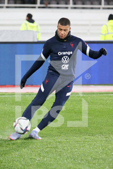 2021-11-16 - Kylian Mbappe of France warms up during the FIFA World Cup 2022, Qualifiers Group D football match between Finland and France on November 16, 2021 at Olympiastadion in Helsinki, Finland - FIFA WORLD CUP 2022, QUALIFIERS GROUP D - FINLAND VS FRANCE - FIFA WORLD CUP - SOCCER