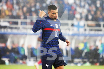 2021-11-16 - Kylian Mbappé of France during the FIFA World Cup 2022, Qualifiers Group D football match between Finland and France on November 16, 2021 at Olympiastadion in Helsinki, Finland - FIFA WORLD CUP 2022, QUALIFIERS GROUP D - FINLAND VS FRANCE - FIFA WORLD CUP - SOCCER