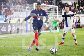 2021-11-16 - Kylian Mbappé of France, Robert Taylor of Finland during the FIFA World Cup 2022, Qualifiers Group D football match between Finland and France on November 16, 2021 at Olympiastadion in Helsinki, Finland - FIFA WORLD CUP 2022, QUALIFIERS GROUP D - FINLAND VS FRANCE - FIFA WORLD CUP - SOCCER