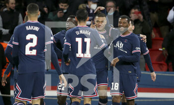 2021-12-07 - Kylian Mbappe of PSG celebrates his goal with Idrissa Gueye Gana, Georginio Wijnaldum and teammates during the UEFA Champions League, Group A football match between Paris Saint-Germain (PSG) and Club Brugge on December 7, 2021 at Parc des Princes stadium in Paris, France - PARIS SAINT-GERMAIN VS CLUB BRUGGE - UEFA CHAMPIONS LEAGUE - SOCCER