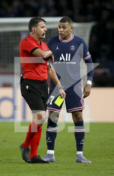2021-12-07 - Kylian Mbappe of PSG receives a yellow card from referee Jesus Gil Manzano of Spain during the UEFA Champions League, Group A football match between Paris Saint-Germain (PSG) and Club Brugge on December 7, 2021 at Parc des Princes stadium in Paris, France - PARIS SAINT-GERMAIN VS CLUB BRUGGE - UEFA CHAMPIONS LEAGUE - SOCCER