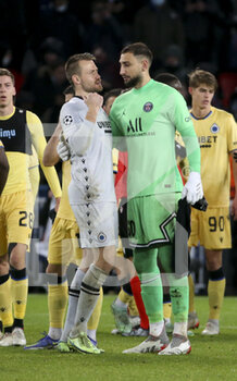 2021-12-07 - Goalkeeper of Club Brugge Simon Mignolet salutes goalkeeper of PSG Gianluigi Donnarumma following the UEFA Champions League, Group A football match between Paris Saint-Germain (PSG) and Club Brugge on December 7, 2021 at Parc des Princes stadium in Paris, France - PARIS SAINT-GERMAIN VS CLUB BRUGGE - UEFA CHAMPIONS LEAGUE - SOCCER