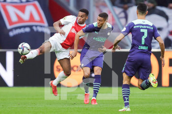 2021-10-24 - Jurrien Timber of Ajax battles for the ball with Carlos Vinicius of PSV during the Netherlands championship Eredivisie football match between Ajax and PSV on October 24, 2021 at Johan Cruijff Arena in Amsterdam, Netherlands - AJAX VS PSV - NETHERLANDS EREDIVISIE - SOCCER