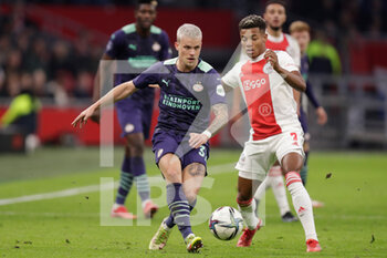 2021-10-24 - Philipp Max of PSV Eindhoven, David Neres of Ajax Amsterdam during the Netherlands championship Eredivisie football match between Ajax and PSV on October 24, 2021 at Johan Cruijff Arena in Amsterdam, Netherlands - AJAX VS PSV - NETHERLANDS EREDIVISIE - SOCCER