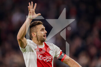 2021-10-24 - Dusan Tadic of Ajax celebrates after scoring his sides fifth goal during the Netherlands championship Eredivisie football match between Ajax and PSV on October 24, 2021 at Johan Cruijff Arena in Amsterdam, Netherlands - AJAX VS PSV - NETHERLANDS EREDIVISIE - SOCCER