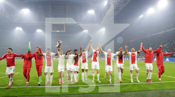 2021-10-24 - Ajax players thank the supporters after the Netherlands championship Eredivisie football match between Ajax and PSV on October 24, 2021 at Johan Cruijff Arena in Amsterdam, Netherlands - AJAX VS PSV - NETHERLANDS EREDIVISIE - SOCCER