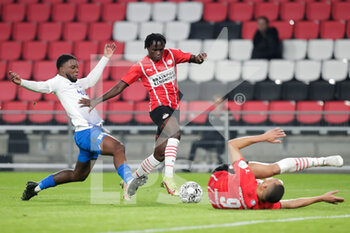 2021-11-20 - Riechedly Bazoer of Vitesse tackles Bruma of PSV during the Netherlands championship Eredivisie football match between PSV and Vitesse on November 20, 2021 at the Philips Stadion in Eindhoven, Netherlands - PSV VS VITESSE - NETHERLANDS EREDIVISIE - SOCCER