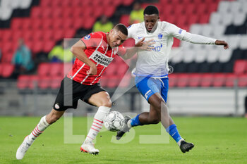 2021-11-20 - Carlos Vinicius of PSV and Riechedly Bazoer of Vitesse during the Netherlands championship Eredivisie football match between PSV and Vitesse on November 20, 2021 at the Philips Stadion in Eindhoven, Netherlands - PSV VS VITESSE - NETHERLANDS EREDIVISIE - SOCCER