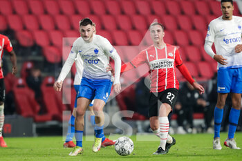 2021-11-20 - Matus Bero of Vitesse and Mario Gotze of PSV during the Netherlands championship Eredivisie football match between PSV and Vitesse on November 20, 2021 at the Philips Stadion in Eindhoven, Netherlands - PSV VS VITESSE - NETHERLANDS EREDIVISIE - SOCCER