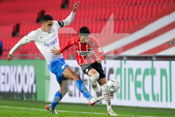2021-11-20 - Danilho Doekhi of Vitesse challenges Mauro Junior of PSV during the Netherlands championship Eredivisie football match between PSV and Vitesse on November 20, 2021 at the Philips Stadion in Eindhoven, Netherlands - PSV VS VITESSE - NETHERLANDS EREDIVISIE - SOCCER